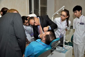 В роли пациента сами участники конкурса. Профессор А.Б.Перегудов проводит мастер-класс по определению цвета зубов на оборудования VITA.